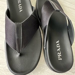 Men’s PRADA logo SANDAlS
Like new , Worn once 
Size 8/5(US 9.5)
